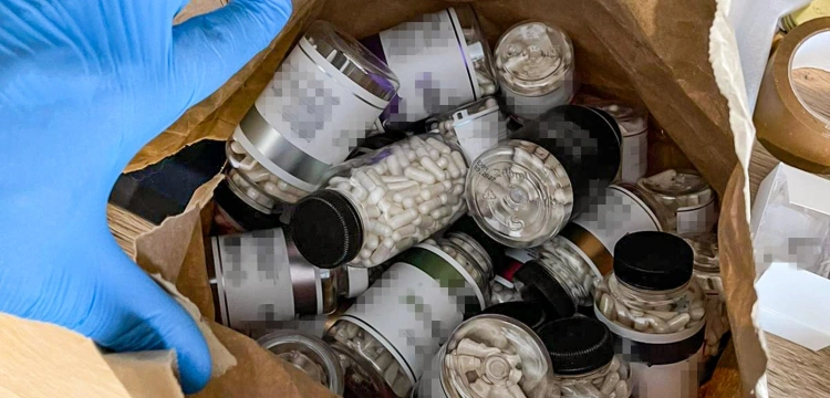 Rozbili gang i zlikwidowali fabrykę anabolików. Osiem osób w rękach policji