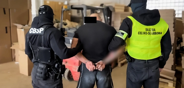 Zlikwidowali fabrykę „lewych” papierosów. Sześć osób w rękach policji