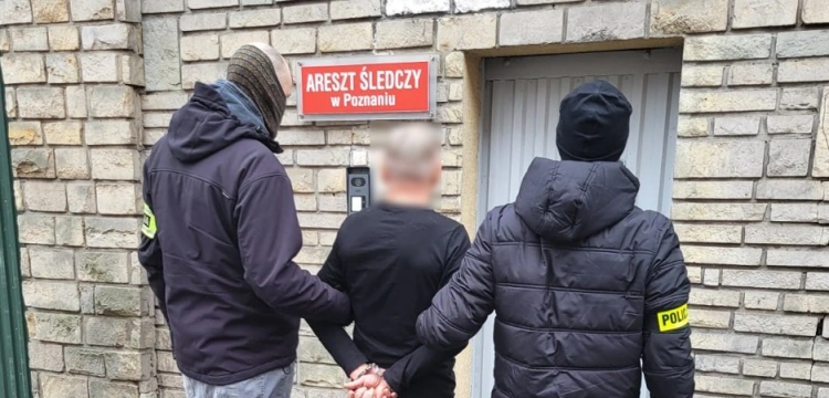 W stroju kobiety usiłował sprzedać wynajmowane mieszkanie. Przebieraniec w rękach policji