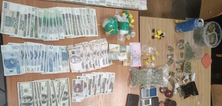 Cela plus! Aresztowani mieli prawie 2,4 tys. porcji różnych narkotyków