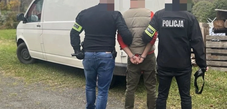 Usiłował wciągnąć nastolatkę do busa. 30-latek w rękach policji