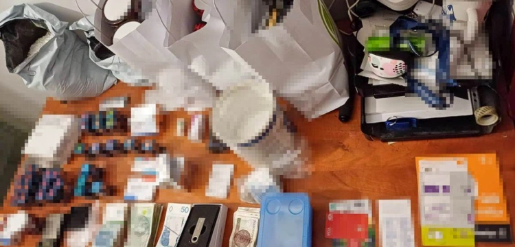 Oszustwa w sieci. Policja rozbiła grupę przestępczą, zatrzymano 22 osoby