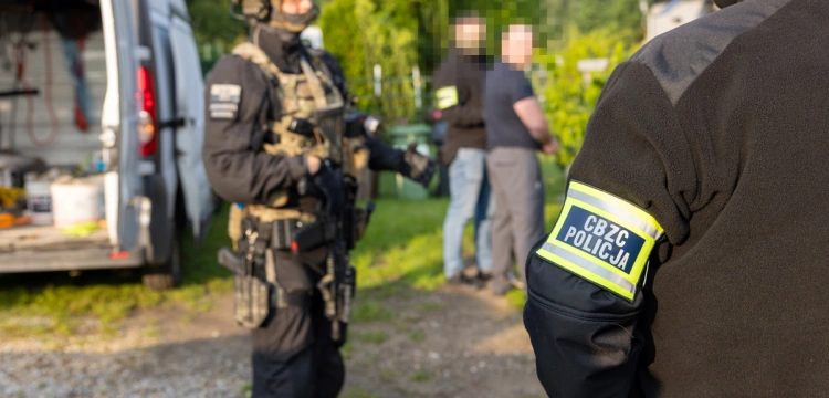 Podszywali się pod firmy i oszukiwali. 17 osób w rękach policji, zabezpieczono ponad 20 mln zł