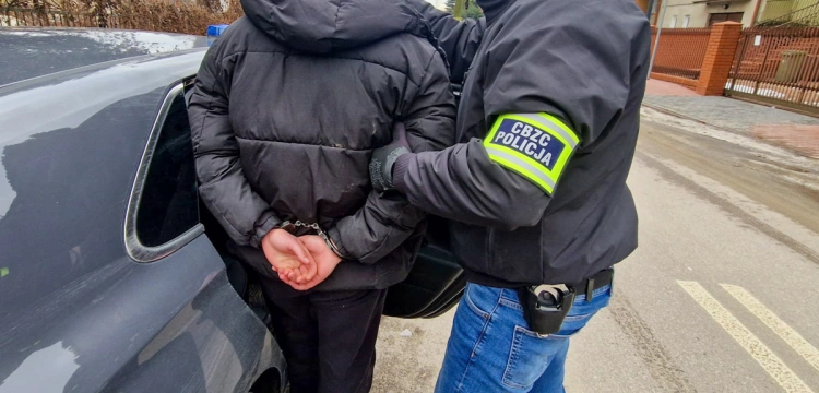 Muły, wybieraki i fałszywi policjanci - CBZC zatrzymało grupę internetowych oszustów