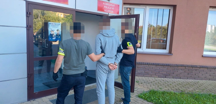 Cela plus: Rozpowszechnianie dziecięcej pornografii. Czterech mężczyzn w rękach Policji