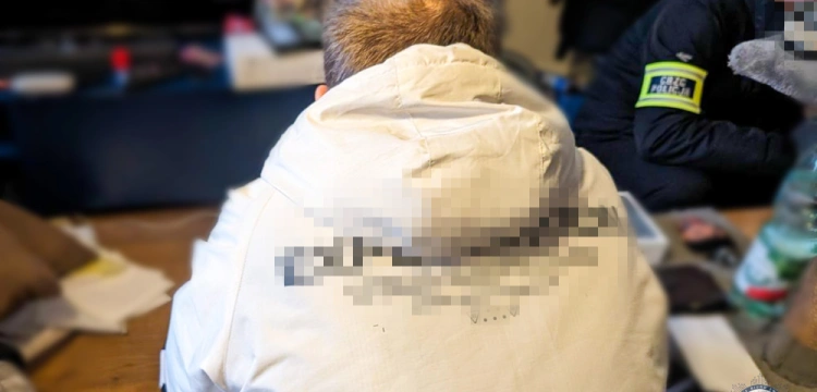 Handlowali narkotykami w sieci. Trzy osoby w rękach policji