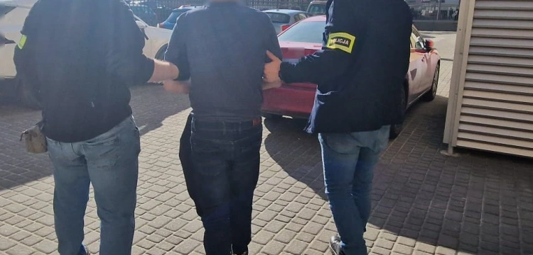 Odkręcił gaz i groził wysadzeniem bloku, w policjantów rzucał nożami. 40-latek w rękach policji