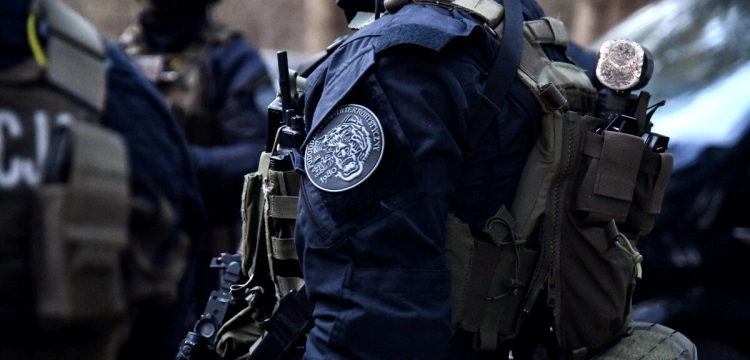 „Lewe” pistolety, strzelby i amunicja. 3 osoby usłyszały zarzuty