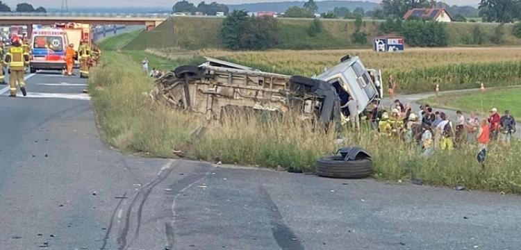 fronda, portal poświęcony, informacje z polski, informacje z świata Groźny wypadek na A4: zderzenie autobusu z busem, wiele rannych osób