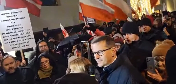„Precz z monopolem informacyjnym!”. Mateusz Morawiecki w proteście pod TVP
