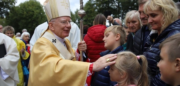 Abp Jędraszewski: Nowe definicje małżeństwa i rodziny są wbrew zamysłowi Boga i zdrowemu rozsądkowi