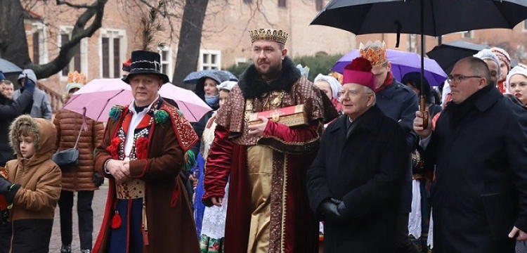 Abp Jędraszewski podczas Orszaku Trzech Króli: dzisiaj próbuje się gasić światło Chrystusa w sercach i umysłach dzieci i młodzieży