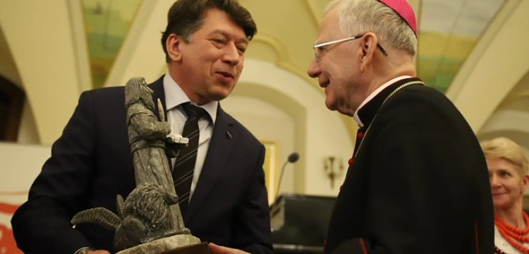Statuetka za wierność sumieniu. Abp Marek Jędraszewski uhonorowany przez „Solidarność” Małopolski