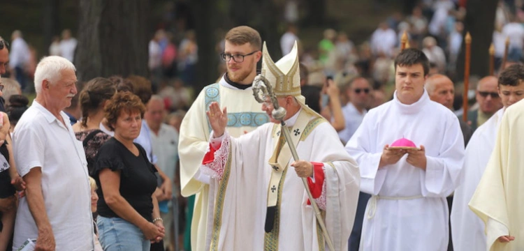 Abp Jędraszewski: Celem rządzących jest ateizacja narodu