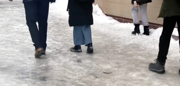 „Zginął, bo ktoś nie posypał chodnika”. Rusza śledztwo ws. tragedii w Warszawie