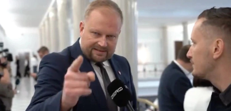 [WIDEO] Szokujące zachowanie posła KO. Podeptał butami jedzenie