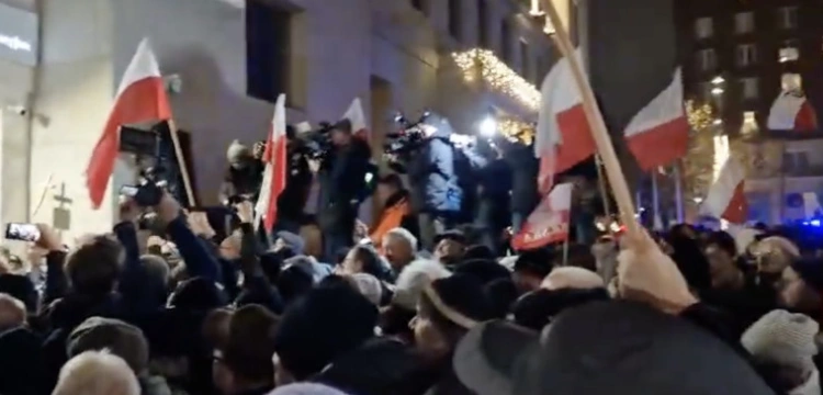 „Będziemy walczyć!”. Trwa manifestacja w obronie Telewizji Polskiej