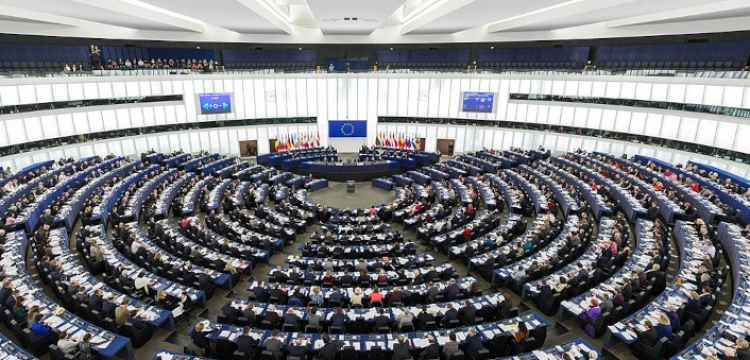 PE chce superpaństwa. Europosłowie poparli zmiany w traktatach