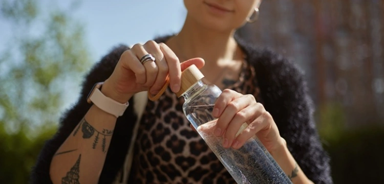 Zdrowy tryb życia zgodny z naturą – jak ograniczyć plastik w codziennym życiu? [Materiał promocyjny]