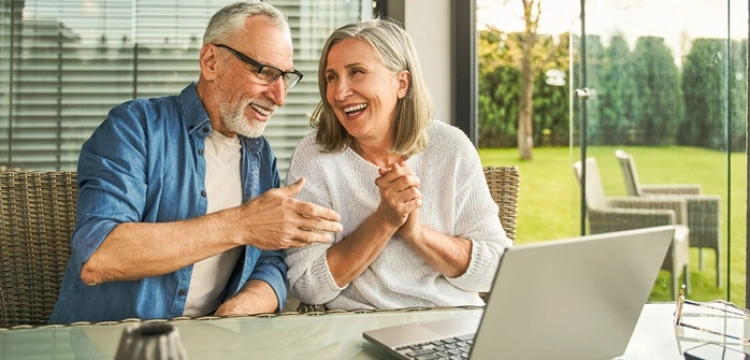 Nowoczesny prezent na Dzień Babci i Dziadka? Bezpieczne konto, które ułatwia życie [Materiał promocyjny]