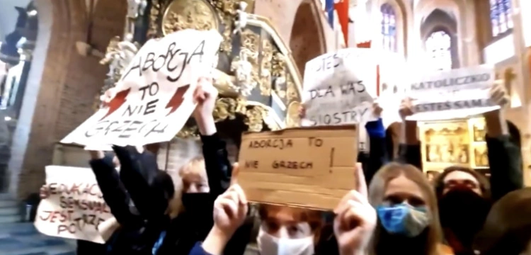 Kasta basta. 30 aktywistów przerwało Mszę św. Sąd: Nie działali złośliwie