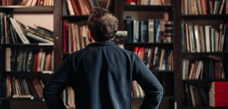 Zaaranżuj miejsce na książki w małym mieszkaniu