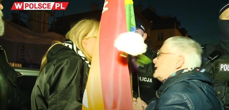 [Wideo] Przypominamy agresywne i pełne nienawiści zachowania babci Kasi. Wyzywanie policjantki od gó*na i ku*wy, bicie kobiety drzewcem flagi...