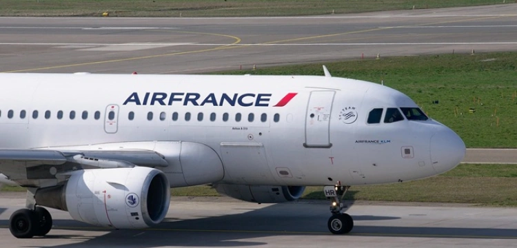 Dramat podczas lotu do Paryża. Niemowlę zmarło mimo akcji ratunkowej