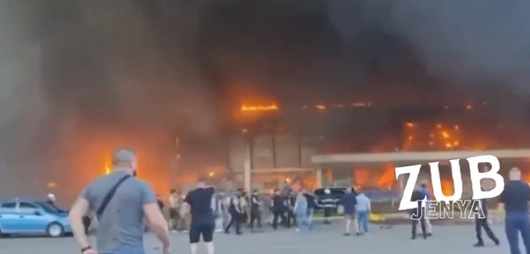 Centrum handlowe w Krzemieńczuku trafione rosyjskim pociskiem. Było tam ponad tysiąc osób [Wideo]