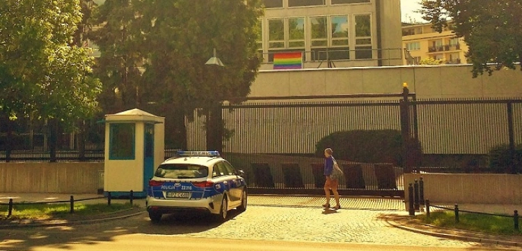 [Wideo. Foto] Bodakowski: Warszawska ambasada USA obwiesiła się na tęczowo. Polskie placówki w USA powinny wywiesić transparenty antyaborcyjne