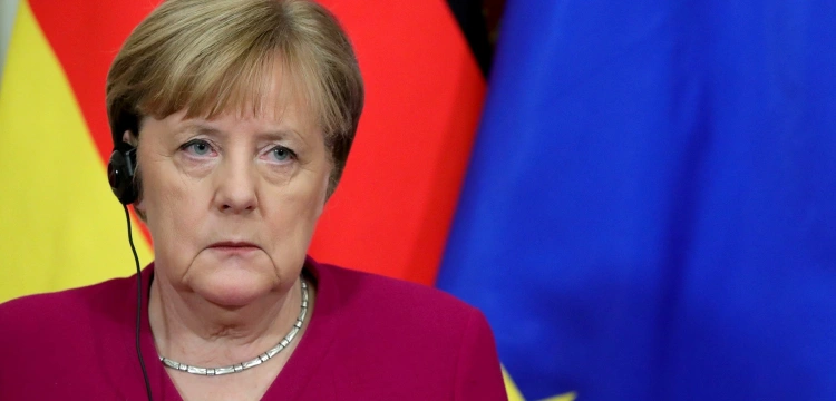 Upadek pomnika Angeli Merkel na koniu