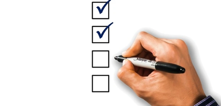 Sondaż. Do jakich poglądów przyznają się Polacy: prawicowych, lewicowych czy innych?