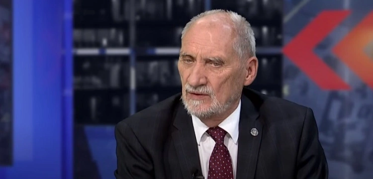"Nikt mu nie zaufa" - A. Macierewicz o wyjeździe Klicha na placówkę do USA