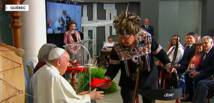 Przerażające! Papież Franciszek wziął udział w… pogańskim rytuale „oczyszczającym”