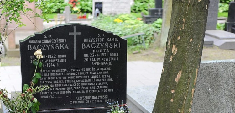 „Mamo, ja leżę drugi od brzegu”. Po śmierci Baczyński przyśnił się teściowej