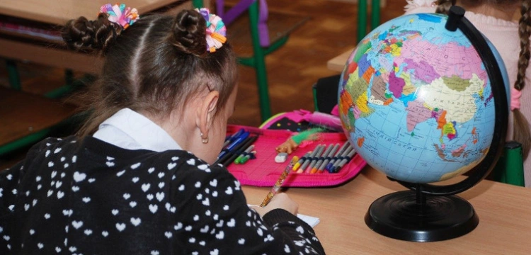 Tak z krzyżami w szkole walczy się nad Sekwaną. Przerażający raport z laickiej Francji