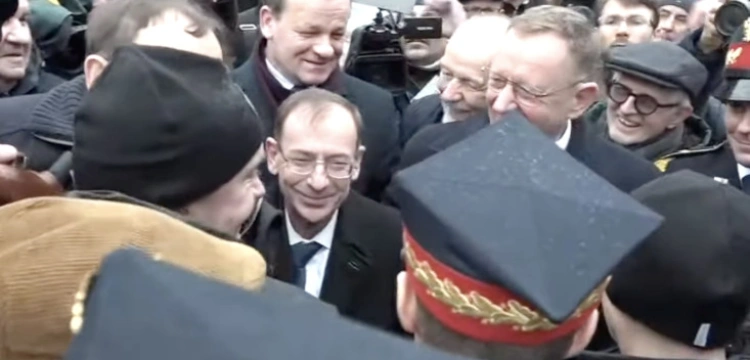 „Będzie częścią działań przeciwko Hołowni”. Media ujawniają dokument, o którym mówił prezes PiS