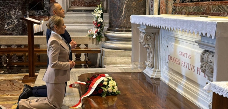 106. rocznica urodzin papieża. Prezydent modlił się przy grobie św. Jana Pawła II