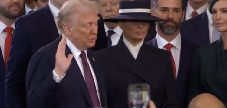 „Niech Pan Bóg mi dopomoże”. Donald Trump złożył przysięgę