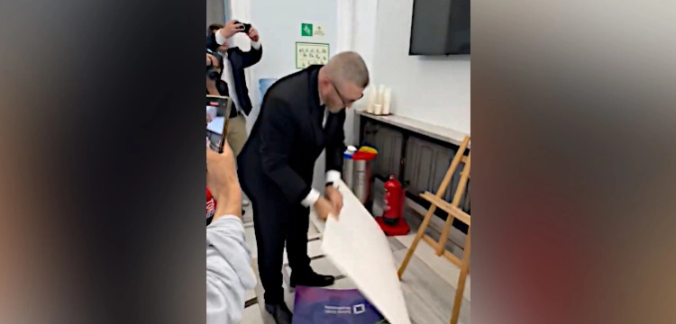 Tym razem bez użycia gaśnicy. Braun zniszczył wystawę w Sejmie