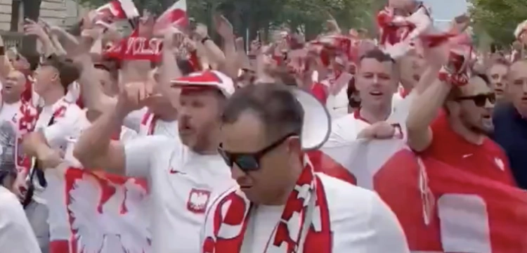 „Ruska k****”. Polacy w Berlinie „pozdrowili” rosyjską ambasadę