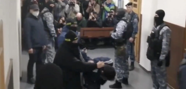 Domniemani zamachowcy stanęli przed sądem. Rosjanie nawet nie ukrywali śladów tortur