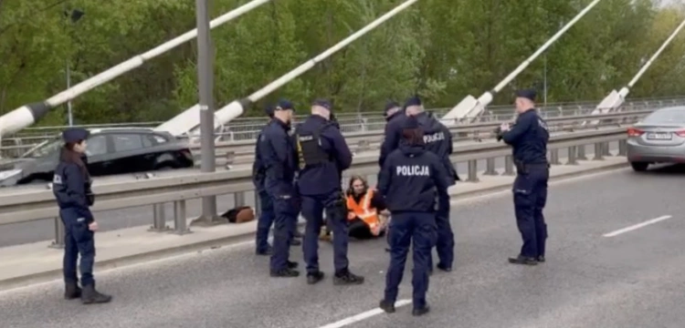 Ekoterroryzm w Warszawie. Aktywiści zablokowali mosty
