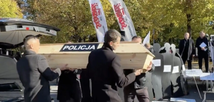 „Ceremonia pożegnalna Polskiej Policji”. Protest funkcjonariuszy przed siedzibą KPRM