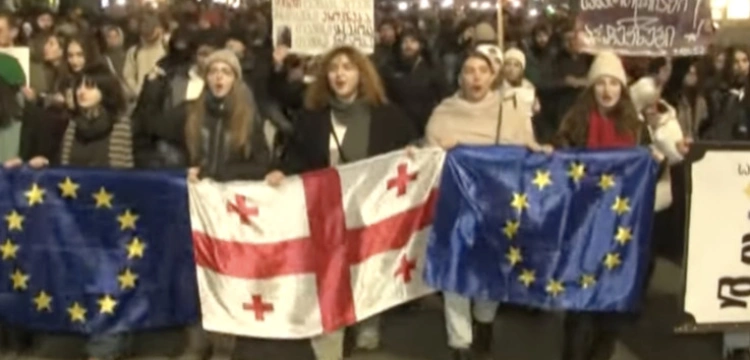 Kolegium elektorów wybrało prezydenta Gruzji. Ogromna demonstracja w Tbilisi