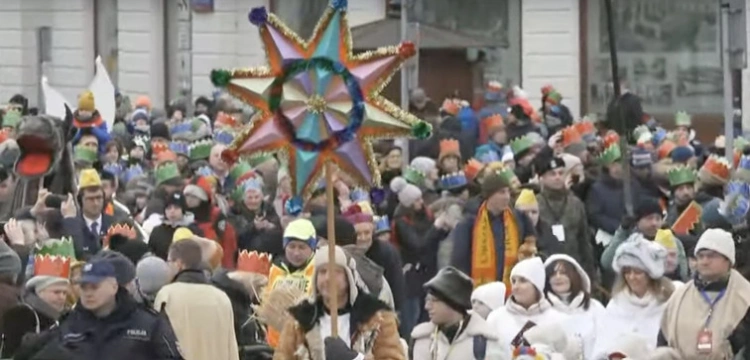 Kolorowe Orszaki na ulicach polskich miast. Para prezydencka pozdrowiła kolędników