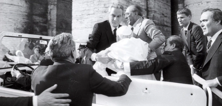 Podtrzymywał rannego Jana Pawła II po zamachu. Zmarł kamerdyner trzech papieży