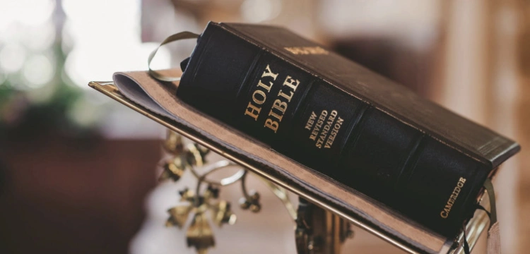 To już się dzieje! Brytyjscy prawnicy twierdzą, że… cytowanie Biblii to przestępstwo