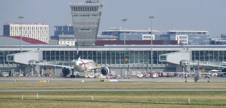 Alarm bombowy na pokładzie polskiego samolotu. Na Lotnisku Chopina trwa akcja służb