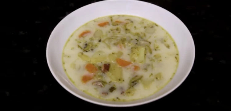 Kto nie lubi na boczku? Zupa ogórkowa na wędzonym boczku